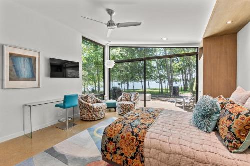 Lakeside Couples Retreat with Hot Tub in Malakoff, USA