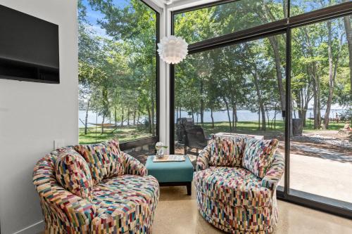 Lakeside Couples Retreat with Hot Tub in Malakoff, USA
