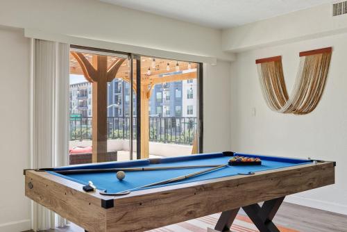 Penthouse Free Parking Pool Table Private Balcony - Tap to explore photos