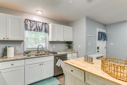 Minutes to Hospitals Atlanta Home with Deck and Grill in Browns Mill Park