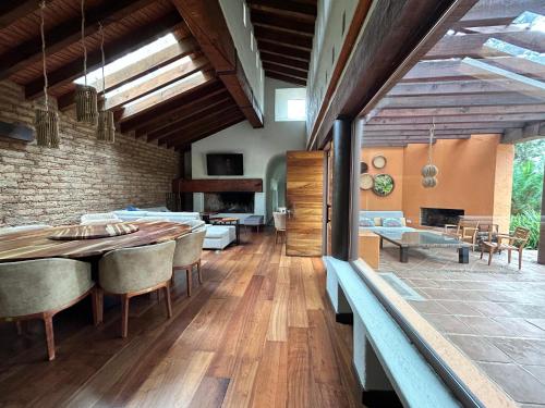 El Refugio with jacuzzi and garden in Avándaro in Valle de Bravo, Mexico