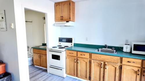 Kitchen, Prince Motel in Prince George (BC)