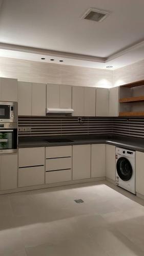 شقة دورين بغرفتي نوم ومطبخ near Janadriyah Festival