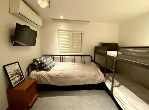 4 twin beds, 2 futon beds