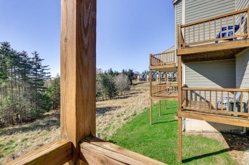 2 Mi to Snowshoe Resort Townhome with Deck! in Dunmore, USA