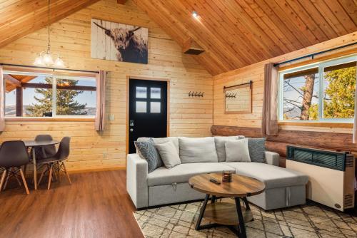 . Charming Log Cabin Mountain Views, Philipsburg