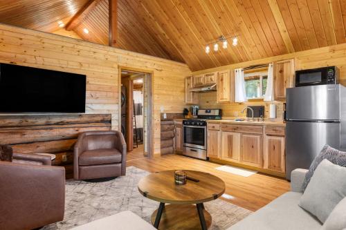 Charming Log Cabin Mountain Views, Philipsburg in Philipsburg (MT)