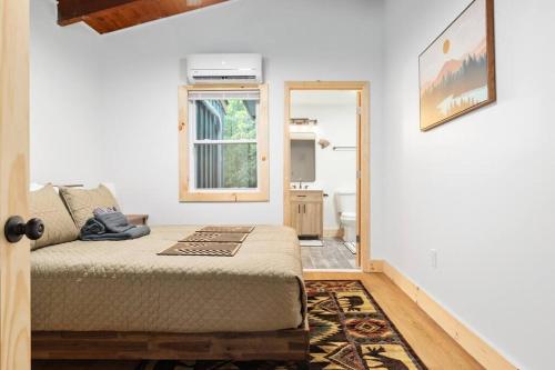 Hidden Hollow 3BD Cabin - Hot Tub, Wifi, Game Room, Fire Pit in Luray, USA