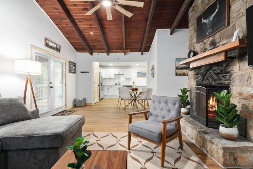 Hidden Hollow 3BD Cabin - Hot Tub, Wifi, Game Room, Fire Pit in Luray, USA