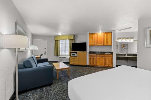 Two-Rooms King Suite with Sofa Bed - Non-Smoking