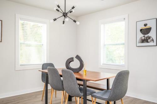 Comfy 3 Bd,2Ba Cottage in the City - ATL in Knight Park-Howell Station