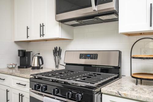 Comfy 3 Bd,2Ba Cottage in the City - ATL in Knight Park-Howell Station