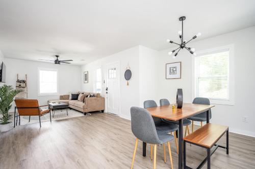 Comfy 3 Bd,2Ba Cottage in the City - ATL in Knight Park-Howell Station