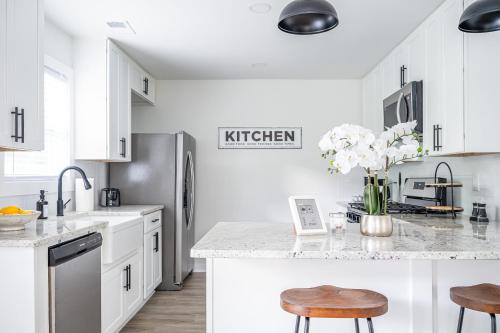 Comfy 3 Bd,2Ba Cottage in the City - ATL in Knight Park-Howell Station