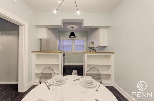 Relaxing Retreat in Memphis Apartment thumb 2