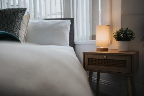 spacious 5 bedroom house - Liverpool - Free parking - contractors