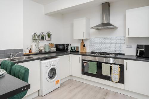 spacious 5 bedroom house - Liverpool - Free parking - contractors, Liverpool (fotografie 4)