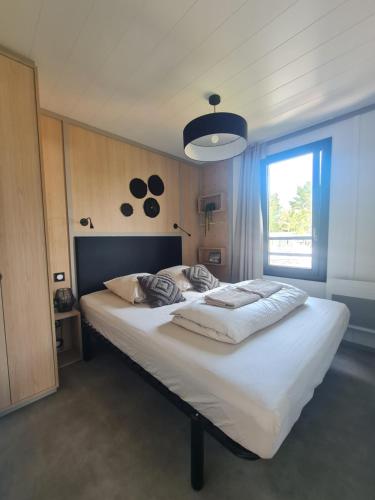 Cottage 6 personnes avec piscine couverte et chauffée à 300 m de la mer (Cottage pour 6 personnes avec piscine couverte et chauffee a 300 m de la mer avec Wi-Fi et climatise) in Jullouville