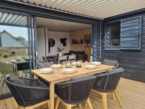 Cottage 6 personnes avec piscine couverte et chauffée à 300 m de la mer (Cottage pour 6 personnes avec piscine couverte et chauffee a 300 m de la mer avec Wi-Fi et climatise) in Jullouville