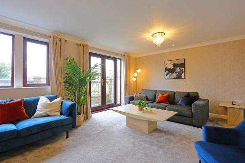 11 beds, 2 properties combined, M1, M62, Free parking in Dewsbury