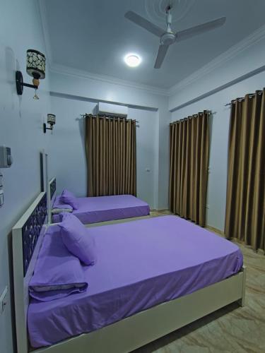 2 twin beds