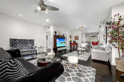 Brand New. The Oak Lawn Glam House. POOL. Backyard Oasis. in Dallas, USA