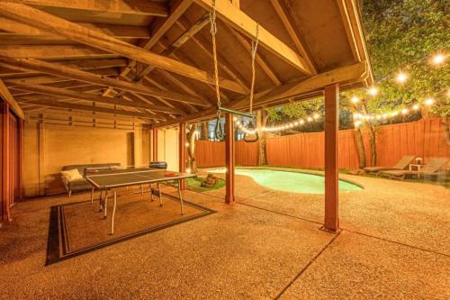 Brand New. The Oak Lawn Glam House. POOL. Backyard Oasis. in Dallas, USA