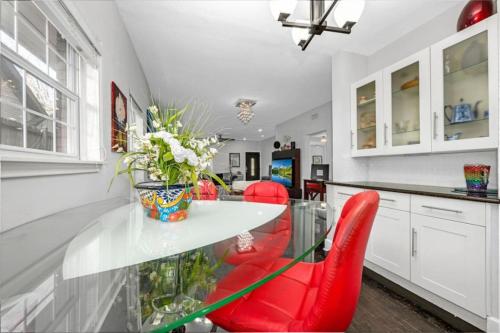 Brand New. The Oak Lawn Glam House. POOL. Backyard Oasis. in Dallas, USA