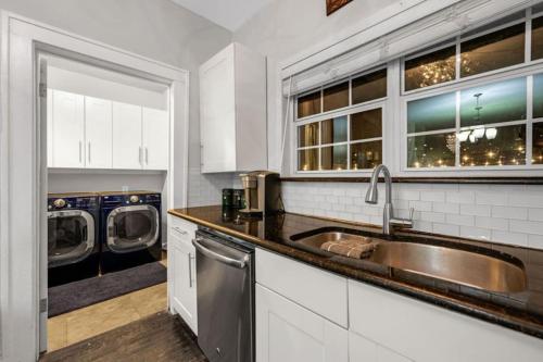 Brand New. The Oak Lawn Glam House. POOL. Backyard Oasis. in Dallas, USA