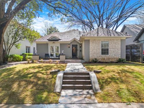 Large Groups Welcome at Oak Lawn House, Condo and Pool in Dallas, USA