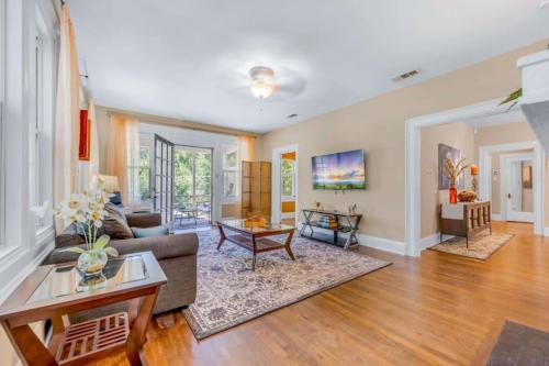 Large Groups Welcome at Oak Lawn House, Condo and Pool in Dallas, USA