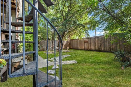 Large Groups Welcome at Oak Lawn House, Condo and Pool in Dallas, USA