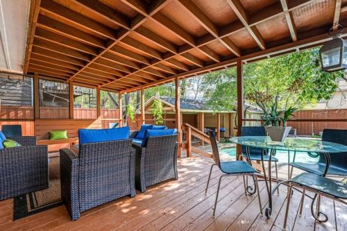 Large Groups Welcome at Oak Lawn House, Condo and Pool in Dallas, USA