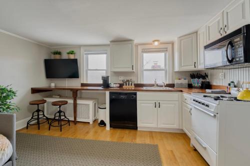 ห้องครัว, Top-Floor 1BR in Historic Capitol Hill near แคปปิตัล