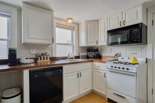 ห้องครัว, Top-Floor 1BR in Historic Capitol Hill near แคปปิตัล