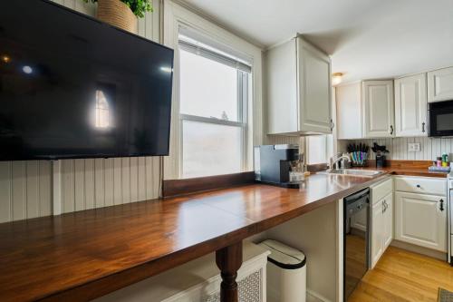 บริการและสิ่งอำนวยความสะดวก, Top-Floor 1BR in Historic Capitol Hill near แคปปิตัล