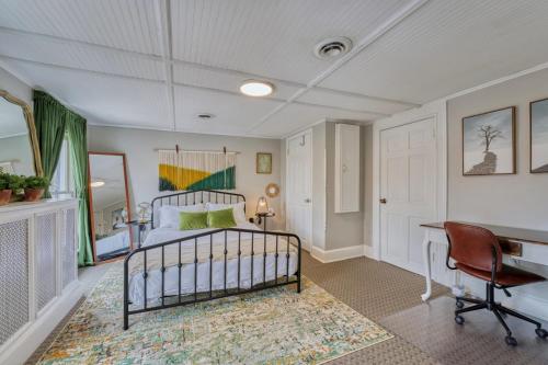 1 Bedroom Treetop Apartment on Capitol Hill! in Washington, USA
