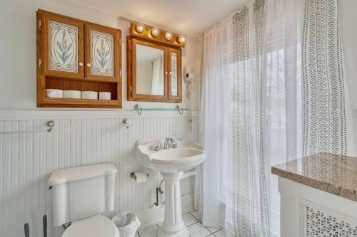 ห้องน้ำ, Top-Floor 1BR in Historic Capitol Hill near แคปปิตัล