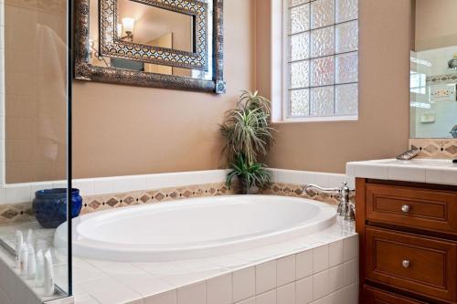 Stylish Desert Getaway - Near Dining & Festivals in La Quinta, USA