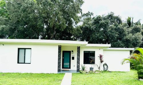 Charming 3-bedroom house with WiFi, AC in pleasant North Miami in North Miami, Vereinigte Staaten von Amerika