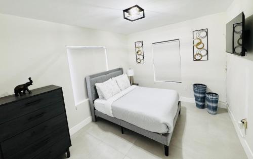Charming 3-bedroom house with WiFi, AC in pleasant North Miami in North Miami, USA