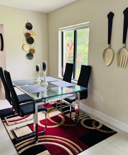 Charming 3-bedroom house with WiFi, AC in pleasant North Miami in North Miami, USA