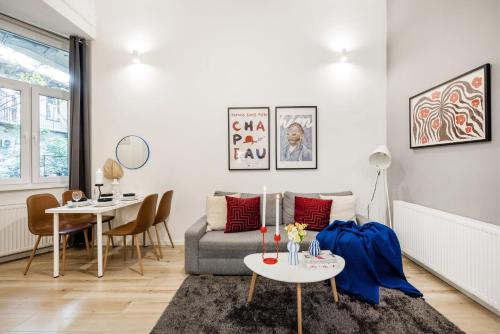 Walk to Opera House - 3BR Live in Budapest Designer Apt, Budapest