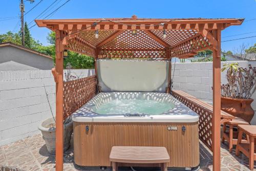 5 Br Jacuzzi Retreat 12 Miles To Disneyland in Norwalk, USA