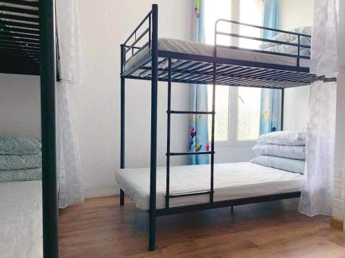 Rainbow Villa, One bed in shared dormitory room, please choose male or female room correctly, not mi in วีลจีฟ