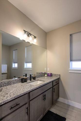 Kid-Friendly Retreat-King Bed & Steps from Nature in Belgrade, USA