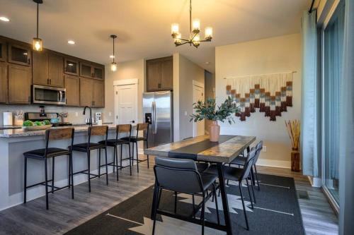 Kid-Friendly Retreat-King Bed & Steps from Nature in Belgrade, USA