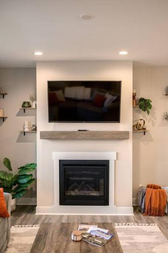 Kid-Friendly Retreat-King Bed & Steps from Nature in Belgrade, USA