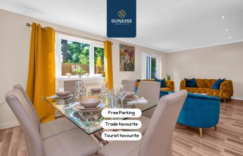 MUIRTON HOUSE - INVOICE and REDUCED PRICE only via SUNRISE SHORT LETS DUNDEE, 4 Bed House, 4 Car Parking, 2 Baths, 5 Smart TVs, Fully Equipped Kitchen, Large Dining and Living Space, Rear Garden, Free WiFi, and ONLY 9 Mins to STANNERGATE Ports gîte à louer Royal Victoria Hospital The