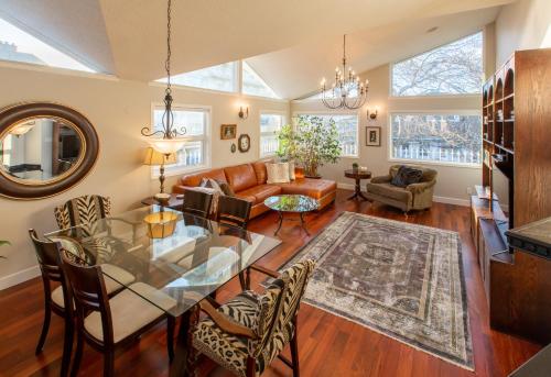 Menzies Manor #5 Penthouse-Charming Penthouse James Bay, Steps to the Ocean by Victoria Prime! in Victoria, Canada